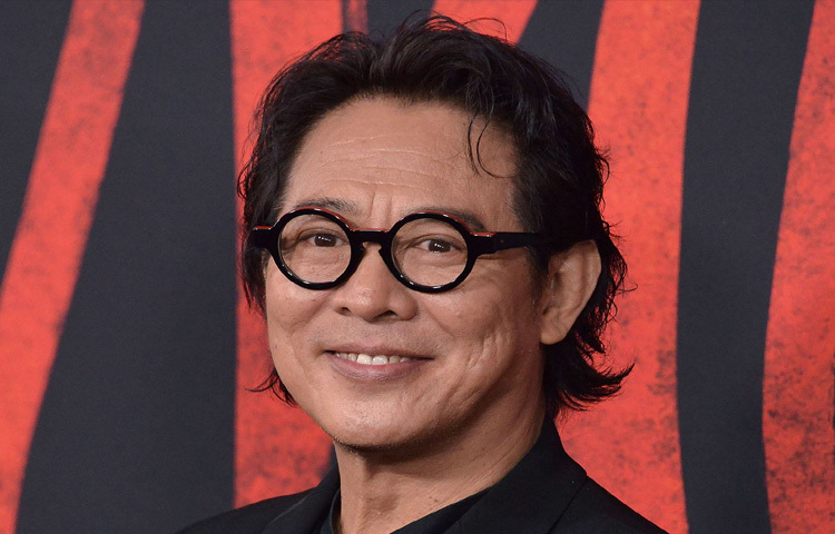 ‘লেথাল ওয়েপন ৪’ সিনেমায় তার অভিনয় সবার নজর কাড়ে এবং তাকে হলিউডের একজন অ্যাকশন স্টার হিসেবে প্রতিষ্ঠিত করে।