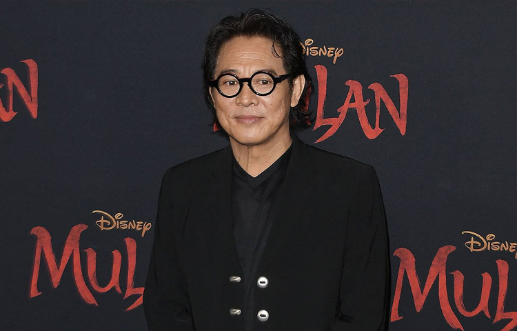 জেট লির যাত্রা শুধু অভিনয় ও অ্যাকশন সিনেমার মধ্যে সীমাবদ্ধ নয়, এটি এক অতুলনীয় জীবন সংগ্রামের গল্প। তার জীবন শুধু বড় পর্দার কাহিনীর মতো নয়, এটি এক অনুপ্রেরণার কাহিনী যা আজও সারা বিশ্বে ছড়িয়ে পড়েছে।