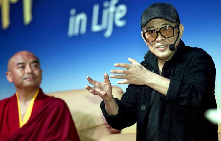 জেট লি শুধু একজন অ্যাকশন হিরোই নন, তিনি একজন মানবিক কাজের পৃষ্ঠপোষকও। ২০০৪ সালে তিনি ‘ফাউন্ডেশন ফর চায়না’ প্রতিষ্ঠা করেন, যা চীনের দরিদ্র জনগণের সহায়তায় কাজ করে।