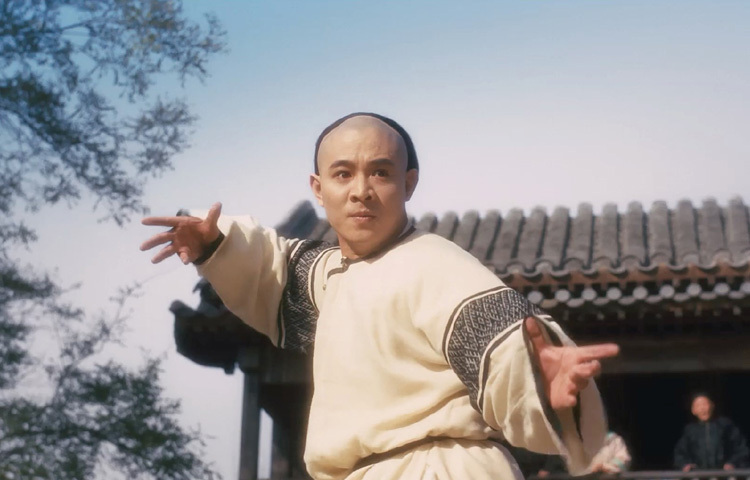 ১৯৮২ সালে ‘শাওলিন টেম্পল’ সিনেমার মাধ্যমে তিনি বড় পর্দায় আত্মপ্রকাশ করেন। সিনেমাটি তাকে চীনে বিশাল জনপ্রিয়তা এনে দেয়।