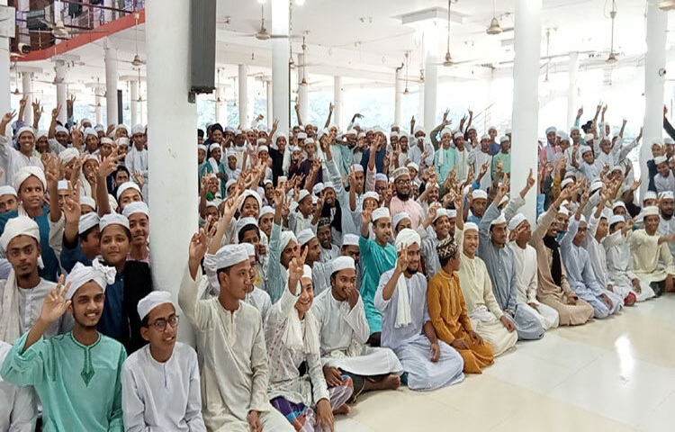 এবার দাখিল পরীক্ষায় মাদরাসা শিক্ষাবোর্ডে দেশসেরা হয়েছে ঝালকাঠির এনএস কামিল মাদরাসা। এ মাদরাসা থেকে ৪২৭ জন পরীক্ষায় অংশ নেন। এরমধ্যে জিপিএ-৫ পেয়েছেন ২২৭ জন। এছাড়া শতভাগ পাসের গৌরব অর্জন করেছে প্রতিষ্ঠানটি। ছবি: মো. আতিকুর রহমান