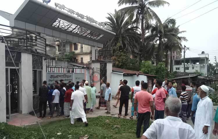 ঝালকাঠিতে ৭২ ঘণ্টা বিদ্যুৎ সংযোগ না থাকায় ক্ষোভে বিদ্যুত অফিস ঘেরাও করে ভাঙচুর করেছে বিক্ষুদ্ধ জনতা। ছবি: মো. আতিকুর রহমান