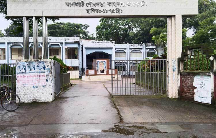 শেখ হাসিনা সরকারের পতনের পরপরই ঝালকাঠি পৌরসভার মেয়র ও কাউন্সিলররা আত্মগোপনে চলে গেছেন। গত সাতদিন থেকে তারা সবাই লাপাত্তা থাকায় বিপর্যস্ত হয়ে পড়েছে পৌর এলাকার নাগরিক সেবা কার্যক্রম। ছবি: মো. আতিকুর রহমান