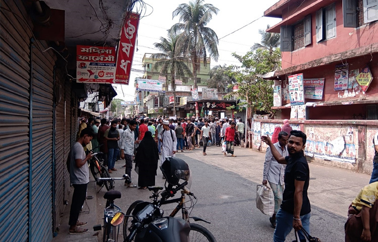 সকাল ৯টা থেকে শহরের বিভিন্ন প্রান্ত থেকে মিছিল নিয়ে ফায়ার সার্ভিস মোড়ে জড়ো হন তারা। এসময় জরুরি সেবা ছাড়া সবধরনের ব্যবসা প্রতিষ্ঠান ও দোকানপাট বন্ধ ছিল। এ কর্মসূচিতে সংহতি প্রকাশ করে বিভিন্ন রাজনৈতিক দল, সামাজিক ও সাংস্কৃতিক সংগঠন।