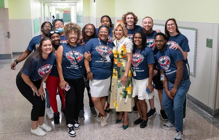 ড. জিল বাইডেন যেন একজন নিঃশব্দ বিপ্লবী। রাজনীতির উচ্ছ্বাসের মধ্যেও তিনি আছেন স্থির, প্রজ্ঞাবান ও সংবেদনশীল। শিক্ষকতা আর মানবিকতার বন্ধনে তিনি যেভাবে যুক্তরাষ্ট্র এবং বিশ্বের বহু মানুষের হৃদয়ে জায়গা করে নিয়েছেন তা নিঃসন্দেহে অনন্য।