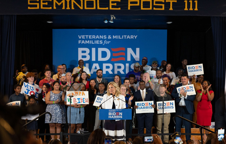 জিল বাইডেন জীবনের একটা বড় অংশ কাটিয়েছেন শিক্ষকতা পেশায়। তিনি হাই স্কুলে ইংরেজি পড়িয়েছেন, কমিউনিটি কলেজে অধ্যাপনা করেছেন এবং শিক্ষার্থীদের পাশে থেকেছেন বন্ধুর মতো।