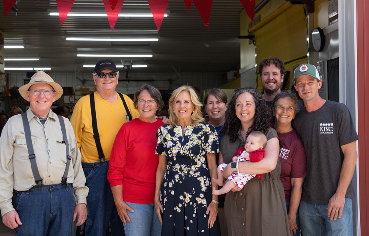 জিল বাইডেন উচ্চশিক্ষায় বিশেষভাবে মনোযোগী ছিলেন। তিনি ডেলাওয়ার বিশ্ববিদ্যালয় থেকে ইংরেজি বিষয়ে স্নাতক ডিগ্রি অর্জন করেন। পরবর্তীতে তিনি ওয়েস্ট চেস্টার ইউনিভার্সিটি এবং ভিলানোভা ইউনিভার্সিটি থেকে দুটি মাস্টার্স ডিগ্রি নেন।