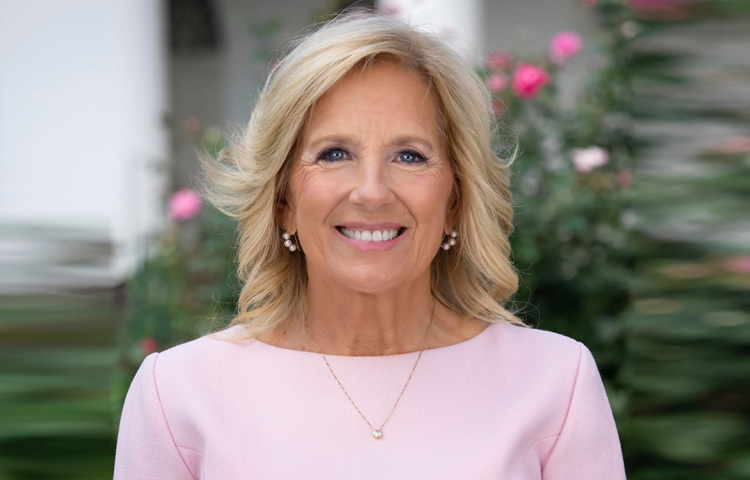 ১৯৫১ সালের এই দিনে যুক্তরাষ্ট্রের নিউ জার্সি অঙ্গরাজ্যের হ্যামন্টন শহরে তার জন্ম। তার পুরো নাম জিল ট্রেসি জ্যাকবস। ছোটবেলায় তিনি পরিবারসহ পেনসিলভানিয়ার উইলো গ্রোভ এলাকায় বসবাস শুরু করেন।