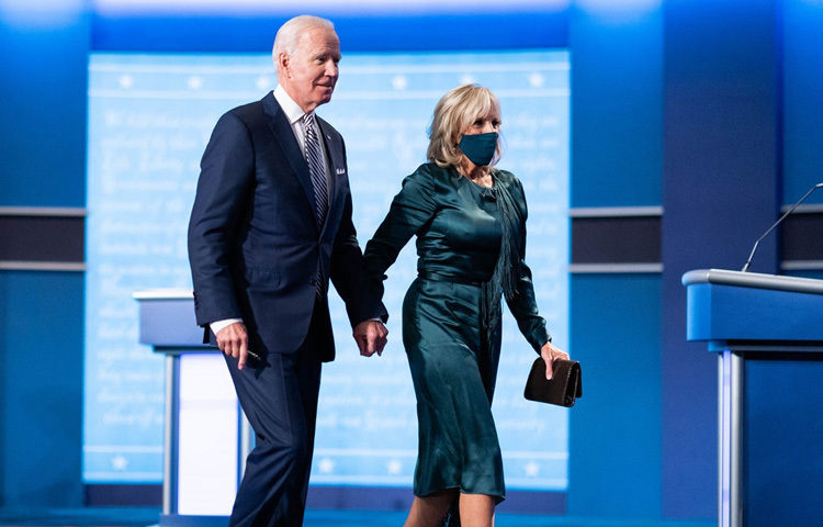 এখনো তিনি যুক্তরাষ্ট্রের নর্দার্ন ভার্জিনিয়া কমিউনিটি কলেজে একজন অধ্যাপক হিসেবে কাজ করে চলেছেন। তিনিই যুক্তরাষ্ট্রের ইতিহাসে প্রথম ফার্স্ট লেডি যিনি হোয়াইট হাউসের দায়িত্ব পালনের পাশাপাশি ফুলটাইম শিক্ষকতা চালিয়ে গেছেন।