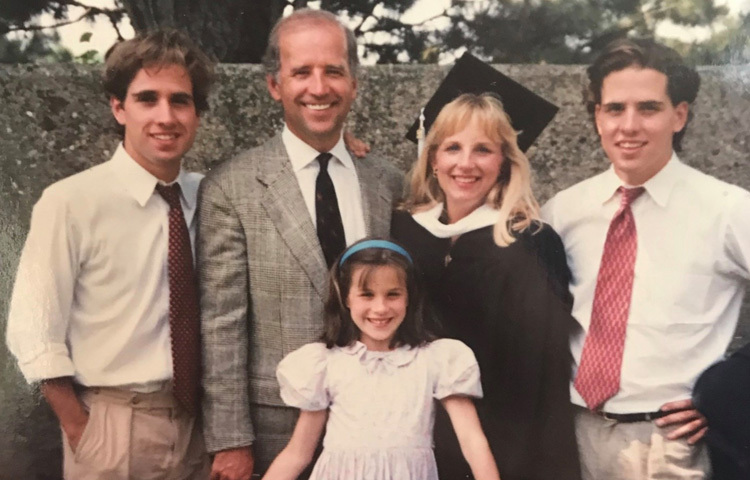 প্রথম বিয়ে ভেঙে যাওয়ার পর ১৯৭৭ সালে তিনি বিয়ে করেন জো বাইডেনকে, যিনি তখন সেনেটর ছিলেন। বিয়ের পর তিনি বাইডেনের দুই সন্তান বিউ ও হান্টারকে নিজের সন্তান হিসেবেই লালন-পালন করেন। ১৯৮১ সালে জন্ম নেয় তাদের একমাত্র কন্যা আশলি বাইডেন।