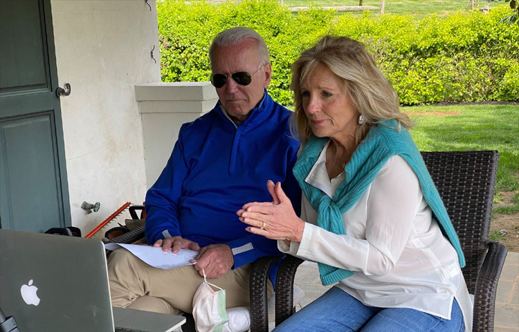 ড. জিল বাইডেনের জীবনযাত্রা, কাজ এবং অবদান তাকে বহু সম্মাননা এনে দিয়েছে। শিক্ষকতা ও নারী উন্নয়নে অবদানের জন্য তিনি বহুবার সম্মানিত হয়েছেন।