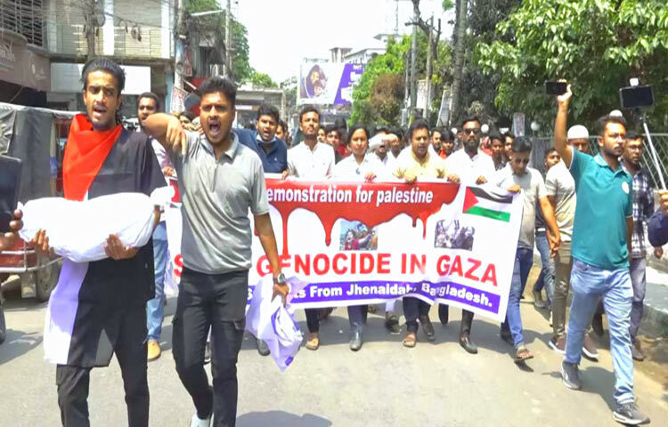 ফিলিস্তিনের গাজায় দখলদার ইসরাইলি বাহিনীর বর্বর হামলার প্রতিবাদে ঝিনাইদহে বিক্ষোভ করেছে জনতা। এসময় বিক্ষোভকারীরা কাফনের কাপড় পরে ও প্রতীকী মরদেহ কোলে নিয়ে বিক্ষোভ করেন। ছবি: শাহজাহান নবীন