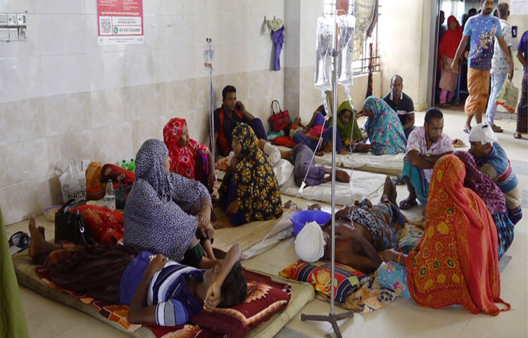 বৃষ্টির পানিতে ভেসে যাওয়া মাছ ধরাকে কেন্দ্র করে ঝিনাইদহে গ্রামবাসী দু’পক্ষের মধ্যে সংঘর্ষ হয়েছে। এতে উভয় পক্ষের অন্তত অন্তত ১২ জন আহত হয়েছেন। আহতদের ঝিনাইদহ সদর হাসপাতালে ভর্তি করা হয়েছে। ছবি: শাহজাহান নবীন