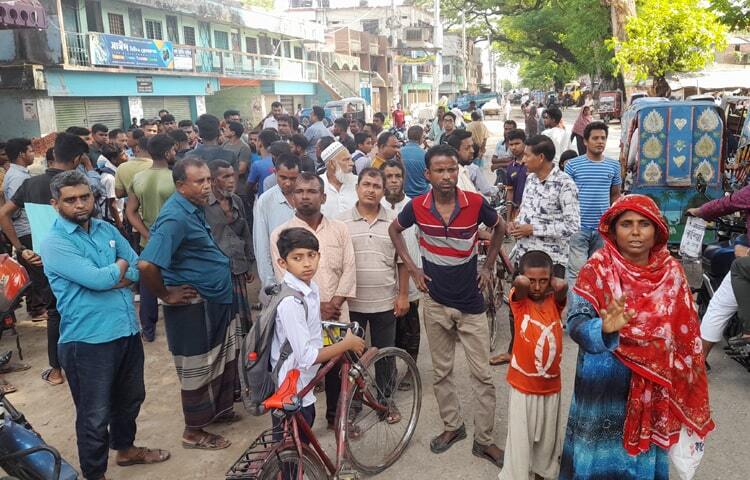 ঝিনাইদহ-৪ আসনের সংসদ সদস্য আনোয়ারুল আজিম আনারের মৃত্যুতে শোকাহত নেতাকর্মী, তার স্বজন ও শুভাকাঙ্ক্ষীরা। ছবি: আব্দুল্লাহ আল মাসুদ