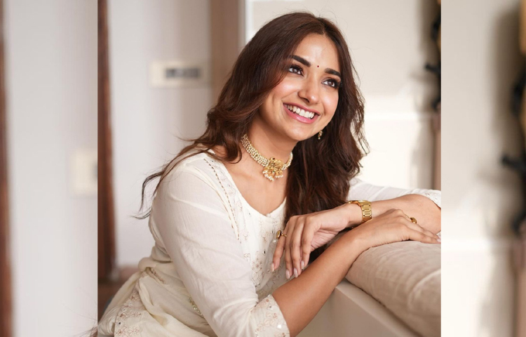 ক্যাপশনে লিখেছেন, ‘ইশক হ্যায় ইয়ে তেরা, ইয়া তেরি গালতি হ্যায় (এটা কি তোমার ভালোবাসা, নাকি তোমার দোষ)’। ছবি: ইনস্টাগ্রাম