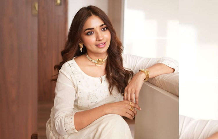 সম্প্রতি সাদা পোশাকে স্নিগ্ধ রূপে ধরা দিয়েছেন এই অভিনেত্রী। ছবি: ইনস্টাগ্রাম