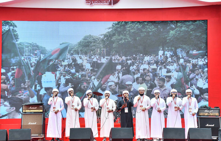 জুলাই গণ-অভ্যুত্থান দিবস উদ্যাপন উপলক্ষ্যে ঢাকায় মানিক মিয়া এভিনিউতে জুলাই পুনর্জাগরণ অনুষ্ঠানে বিভিন্ন শিল্পীগোষ্ঠী সংগীত পরিবেশন করে। ছবি: পিআইডি