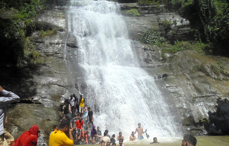 প্রকৃতির অপরূপ সৌন্দর্য্যের আরেক নাম বড় কমলদহ রূপসী ঝর্ণা। দুই পাশে সুউচ্চ পাহাড়। সাঁ সাঁ শব্দে উঁচু পাহাড় থেকে অবিরাম শীতল পানি গড়িয়ে যাচ্ছে ছড়া দিয়ে। ছবি: এম মাঈন উদ্দিন
