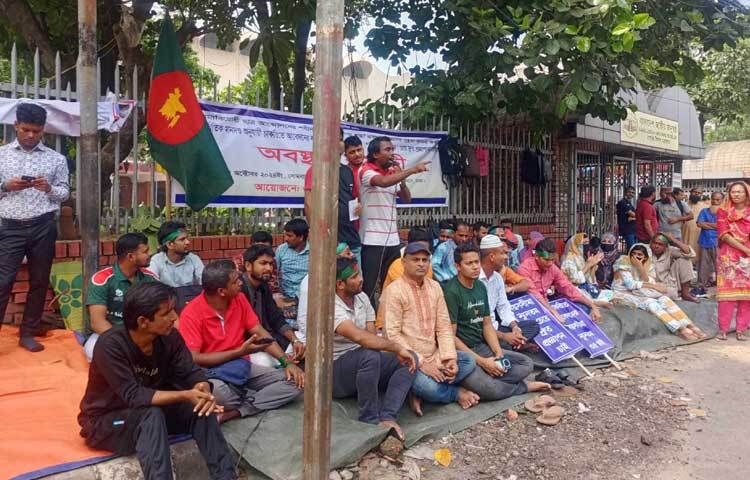 চাকরিতে আবেদনের বয়সসীমা ৩৫ করে অবিলম্বে প্রজ্ঞাপন জারির দাবিতে শাহবাগে অবস্থান নিয়েছে চাকরিপ্রত্যাশীরা। ছবি: হাসান আলী