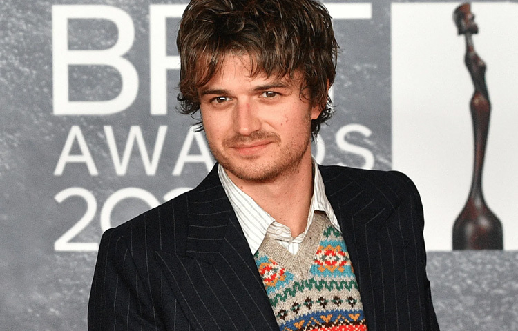 শুধু অভিনয়ে সীমাবদ্ধ থাকেননি জো। তিনি নিজের মিউজিকাল সত্ত্বাকে প্রকাশ করেছেন ‘ডিজো’ নামের একটি ভিন্ন পরিচয়ে। এই সত্ত্বায় তিনি গেয়েছেন, লিখেছেন, বাজিয়েছেন আর সঙ্গীতপ্রেমীদের দিয়েছেন সাইকেডেলিক রক, ইন্ডি পপ ঘরানার চমকপ্রদ সব অভিজ্ঞতা।