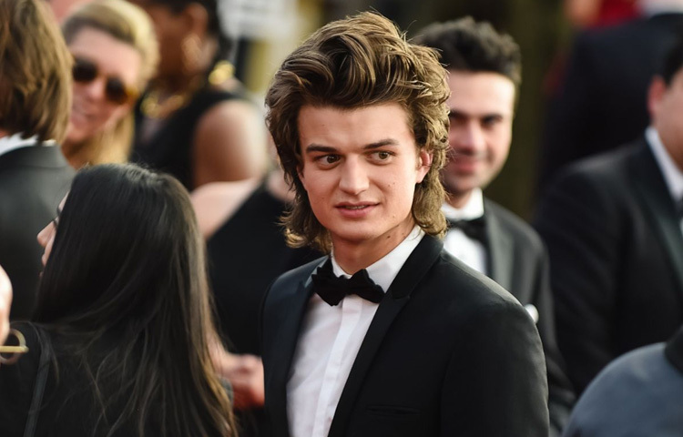 জো কিরি নিজের অভিনয়ে এমন এক মানবিক স্পর্শ এনেছেন, যার ফলে স্টিভ হয়ে উঠেছে সিরিজের অন্যতম প্রিয় চরিত্র।