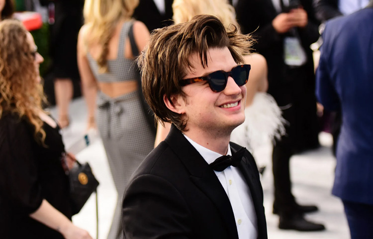 জো কিরির চুল, পোশাক, স্টাইল সবকিছু অন্য সবার থেকে আলাদা। তিনি কখনো জনপ্রিয়তার জন্য নিজেকে বদলাননি, বরং নিজের চিন্তা-ভাবনা, সৃজনশীলতা আর আবেগকে তুলে ধরেছেন কাজের মধ্য দিয়ে।