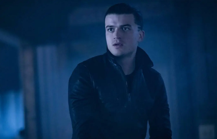 ‘স্ট্রেঞ্জার থিংস’ সিরিজে প্রথম যখন স্টিভ হ্যারিংটন চরিত্রে জো কিরিকে দেখা গেল, তখন হয়তো কেউ ভাবেনি যে এই চরিত্রটি এত প্রিয় হয়ে উঠবে দর্শকদের কাছে। শুরুতে একটু অহংকারী, আত্মকেন্দ্রিক টিনেজার; কিন্তু ধীরে ধীরে চরিত্রে এলো গভীরতা, দায়িত্ববোধ, সাহস।