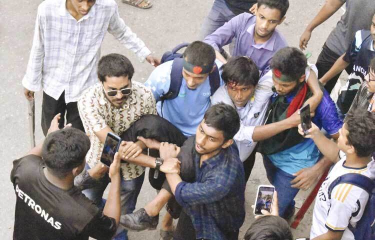 কোটা সংস্কারের দাবিতে আন্দোলনরত জগন্নাথ বিশ্ববিদ্যালয়ের (জবি) শিক্ষার্থীদের ওপর হামলা হয়েছে। এ ঘটনায় চার শিক্ষার্থী আহত হয়েছেন। ছবি: বিপ্লব দীক্ষিত