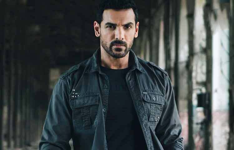 বলিউডে ট্রেন্ড বদলায় দ্রুত। আজ যে নায়ক জনপ্রিয়, কালই সে জায়গা হারাতে পারে। জন আব্রাহাম এই বাস্তবতা জানেন। তাই তিনি নিজেকে সময়ের সঙ্গে বদলেছেন, কিন্তু আদর্শে আপস করেননি। বড় বাজেটের ছবির পাশাপাশি কনটেন্টনির্ভর কাজ বেছে নেওয়া, প্রযোজনায় মন দেওয়া সব মিলিয়ে তিনি নিজের জন্য আলাদা একটি পথ তৈরি করেছেন।