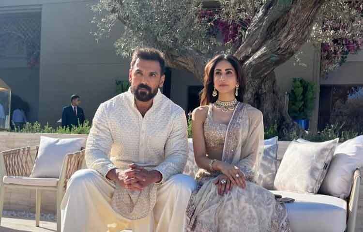 বলিউডের তারকাদের অনেকেই যেখানে ব্যক্তিজীবন নিয়ে শিরোনামে থাকতে ভালোবাসেন, জন সেখানে একেবারেই উল্টো। তিনি নিজের কথা কম বলেন, কাজ দিয়ে উত্তর দেন। তবে কিছু বিষয়ে তার অবস্থান বরাবরই স্পষ্ট দেশপ্রেম, পশু অধিকার, শারীরিক ফিটনেস এবং আত্মসম্মান। বিশেষ করে পশুদের প্রতি তার ভালোবাসা ও সক্রিয়তা তাকে অন্য অনেক তারকার চেয়ে আলাদা করে তুলেছে।