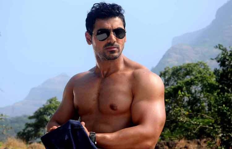 জন আব্রাহামের ফিটনেস নিয়ে আলাদা করে বলার প্রয়োজন নেই। কিন্তু তার কাছে ফিটনেস মানে শুধু পেশি দেখানো নয়; বরং শৃঙ্খলা, আত্মনিয়ন্ত্রণ আর মানসিক দৃঢ়তা। তিনি বারবার বলেছেন, শরীরচর্চা তাকে শুধু শারীরিকভাবে নয়, মানসিকভাবেও শক্ত রাখে। এই দৃষ্টিভঙ্গিই তাকে দীর্ঘদিন একই এনার্জিতে কাজ করতে সাহায্য করেছে।