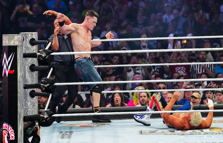 ‘নেভার গিভ আপ’ এই কথাটা শুধুমাত্র স্লোগান নয়, এটা জন সিনার জীবনের মূলমন্ত্র। যে পথে তিনি এসেছেন সেখানে ছিল অগণিত বাধা, কটাক্ষ, ইনজুরি, হার; কিন্তু তিনি কখনও পিছু হটেননি।