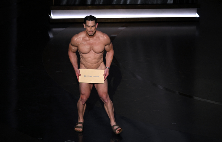 ‘জন্মদিনের পোশাক’-এ অস্কারের মঞ্চে রেসলার ও অভিনেতা জন সিনা। ছবি: এএফপি