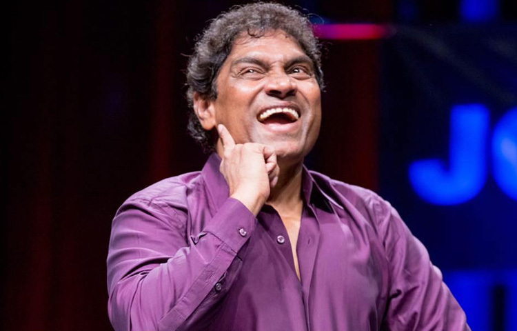 খুব ছোটবেলায় পরিবার নিয়ে চলে আসেন মুম্বাইয়ের দরিদ্র এলাকা ধারাভিতে। সেখানে জীবন ছিল কঠিন, পেট ভরানোর জন্য ছোটখাটো কাজ করতে হতো। জনি স্কুলে পড়ার পাশাপাশি রাস্তায় ছোটখাটো মিমিক্রি করে মানুষকে হাসাতেন। 
পড়াশোনা শেষ করতে না পারলেও তার অসাধারণ নকল করার ক্ষমতা ও তাৎক্ষণিক কৌতুক সৃষ্টির প্রতিভা তখনই নজরে আসে আশেপাশের মানুষের।