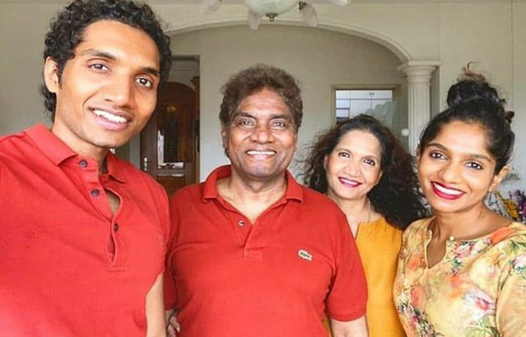 জনি লিভারের স্ত্রী সুজাতা লিভার এবং তাদের দুই সন্তান জেসি ও জেমি। জেমি লিভারও বাবার পথ অনুসরণ করে কৌতুক ও বিনোদনের জগতে প্রবেশ করেছেন। পারিবারিক জীবনে জনি একজন শান্ত, ধর্মপ্রাণ ও বিনয়ী মানুষ হিসেবে পরিচিত।