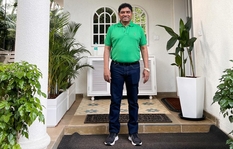 তার অভিনয়ের বিশেষত্ব হলো শুধু কৌতুক নয়, চরিত্রের মধ্যে প্রাণ এনে দেওয়া। তার ডায়লগ, মুখভঙ্গি ও শরীরী ভাষা দর্শককে এক নিমেষে হাসির জগতে নিয়ে যেত।