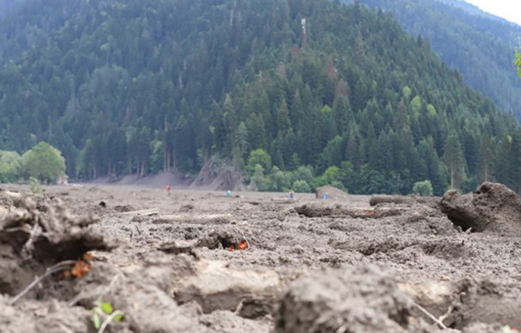 জর্জিয়ার পশ্চিমাঞ্চলে ভূমিধসের ঘটনায় কমপক্ষে চারজনের মৃত্যু হয়েছে। এছাড়া নিখোঁজ রয়েছে আরও পাঁচজন। ছবি: সংগৃহীত