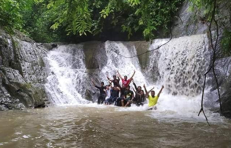 প্রকৃতির অপরূপ সৃষ্টি সেতুবন্ধন করে, সবুজের চাদরে ঢাকা বনানী রূপের আগুন ঝরায়, যেখানে প্রকৃতি  খেলা করে আপন মনে, ঝুম ঝুম শব্দে বয়ে চলা ঝরনাধারায় গা ভিজিয়ে মানুষ যান্ত্রিক জীবনের অবসাদ থেকে নিজেকে ধুয়ে সজীব করে তুলছে খৈয়াছড়া ঝরনায়। ছবি: এম মাঈন উদ্দিন