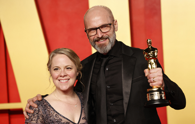 ব্রিটিশ মেকআপ আর্টিস্ট শিল্পী জোশ ওয়েস্টন। ছবি: মাইকেল ট্রান/ এএফপি