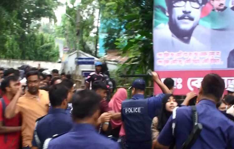 যশোরে পুলিশের বাধা উপেক্ষা করে বিক্ষোভ মিছিল করেছে সাধারণ শিক্ষার্থীরা। এ সময় শিক্ষার্থীদের ওপর লাঠিচার্জ করে পুলিশ। এরপর সেখান থেকে অন্তত ৬ শিক্ষার্থীকে আটক করা হয়। ছবি: মিলন রহমান