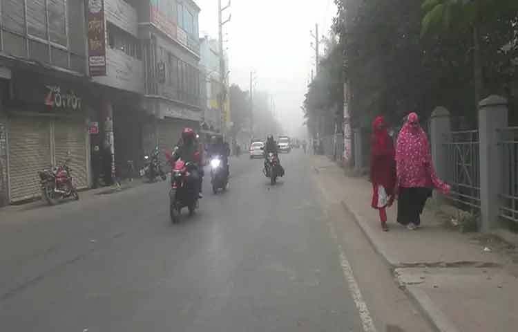 যশোরে শীতের দাপট বেড়ে এখন মাঝারি শৈত্যপ্রবাহ শুরু হয়েছে। দু’দিনের ব্যবধানে মৃদু শৈত্যপ্রবাহ এবার মাঝারি আকার ধারণ করেছে। তাপমাত্রার ব্যারোমিটারের পারদ নেমে গেছে আরও। আজ যশোরে সর্বনিম্ন তাপমাত্রা রেকর্ড করা হয়েছে ৭ দশমিক ৮ ডিগ্রি সেলসিয়াস। ছবি: মিলন রহমান