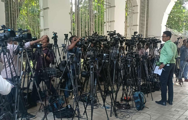 আদালত প্রাঙ্গণ আজ খবরের কেন্দ্রবিন্দু, যেখানে সাংবাদিকরা তাদের ক্যামেরা ও নোটবুকের মাধ্যমে ইতিহাস সংগ্রহ করছেন। রায়ের প্রতিটি শব্দ তাদের জন্য তথ্য, বিশ্লেষণ এবং প্রজন্মের জন্য নথিভুক্ত ঘটনার অংশ হয়ে থাকবে।