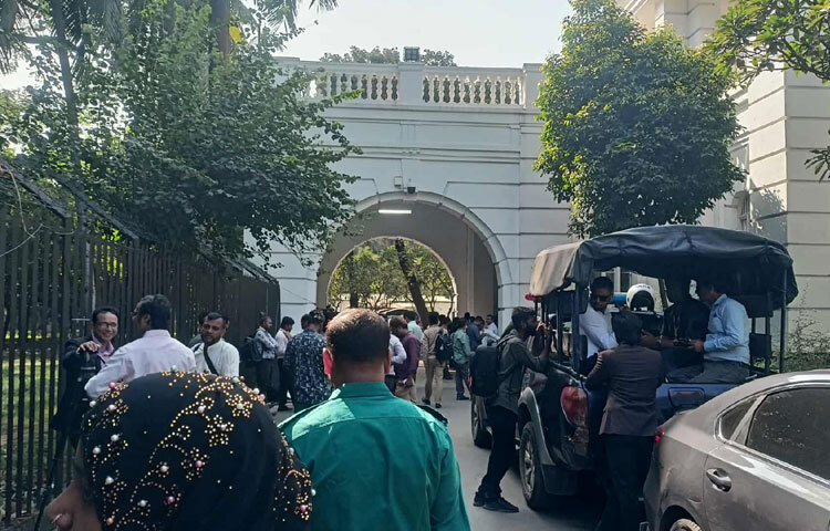 দুপুর ১২:৩০ মিনিটে বিচারকরা আসন গ্রহণ করেন। এর আগে ট্রাইব্যুনালে অন্য মামলার শুনানি হয়। সাংবাদিকরা এসময়ও চোখ রাখছেন প্রতিটি ঘটনা ও বিবরণের দিকে।