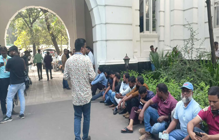 সাংবাদিকদের মধ্যে অনেকে জানাচ্ছেন, দীর্ঘ অপেক্ষার পর আজকের দিন তাদের জন্য গুরুত্বপূর্ণ ইতিহাসের সাক্ষী হওয়ার মতো। তারা শুধু রায়ের অংশ নয়, এর প্রক্রিয়ার প্রতিটি ধাপও নজরদারি করছেন বিচারপতির বক্তব্য, রাষ্ট্রপক্ষ ও আসামিপক্ষের আচরণ, এবং কোর্টরুমের সাধারণ আবহ।