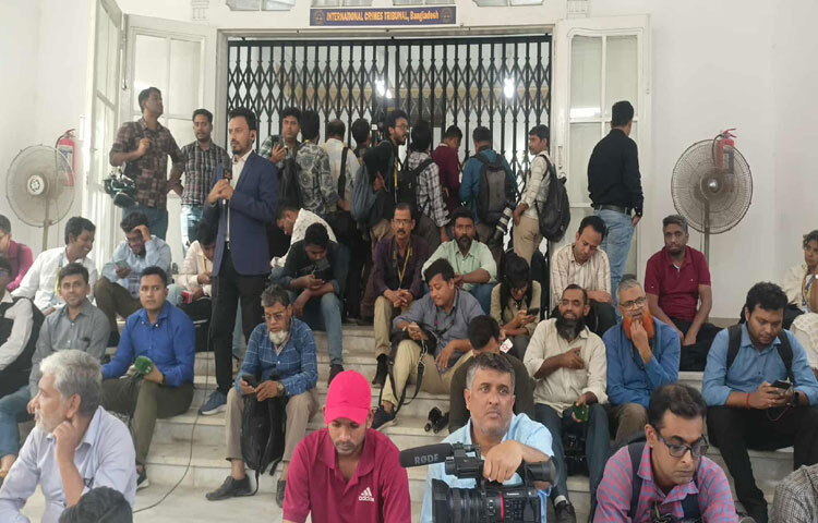 সাংবাদিকদের জন্য এটি শুধু একটি সংবাদমাধ্যমের কাজ নয়, এটি ইতিহাসের একটি দৃষ্টান্ত সাক্ষী হওয়ার মুহূর্ত। প্রত্যেকে মনে করছেন, আজকের রায়ের ফলাফলের পর রাজনৈতিক, সামাজিক ও আন্তর্জাতিক দিকগুলোও আলোচনার কেন্দ্রবিন্দুতে আসবে।