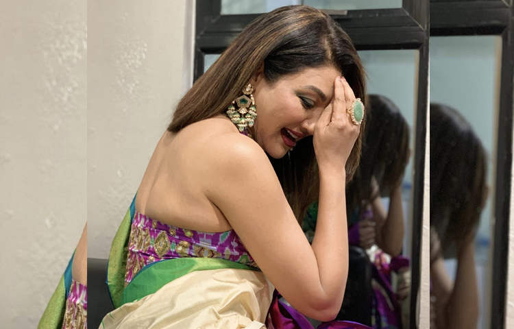 এই অভিনেত্রীর স্লিভলেস ব্লাউজ ও বাহারি রঙের শাড়ির লুক সাড়া ফেলেছে সোশ্যাল মিডিয়ায়। ছবি: ফেসবুক