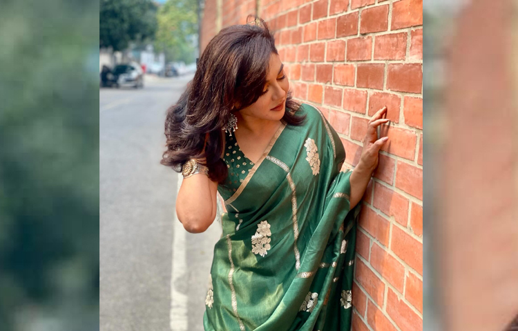 লাস্যময়ী এ অভিনেত্রীর পোজ দেওয়া ছবিতে রয়েছে চিরসবুজের ছোঁয়া। ছবি: ফেসবুক