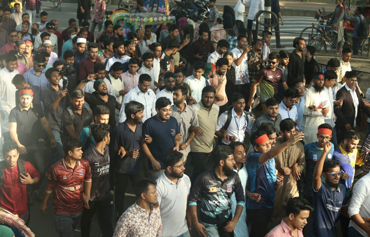 স্থানীয়রা জানান, এই রায়ের ফলে দীর্ঘদিনের ইতিহাসে একটি গুরুত্বপূর্ণ অধ্যায়ের সমাপ্তি ঘটেছে। তবে কিছু বিশ্লেষক মনে করান, দেশের রাজনৈতিক পরিস্থিতি ও সামাজিক সংহতি রক্ষার জন্য পরবর্তী সময়ে আরও সংলাপ ও সচেতনতা প্রয়োজন।