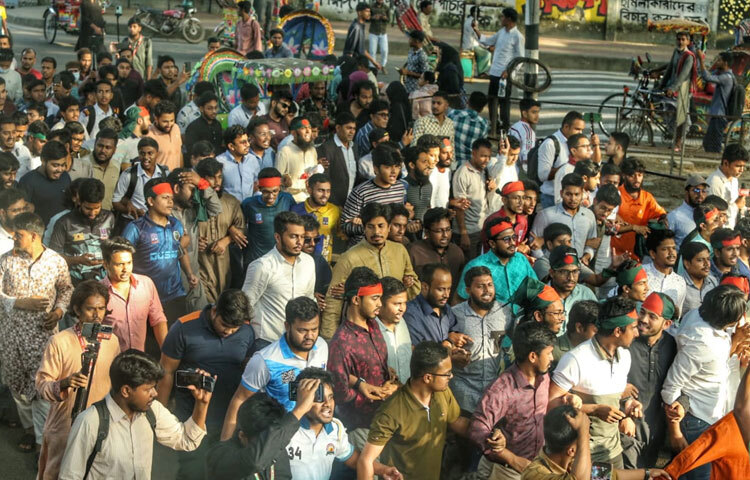শিক্ষার্থীরা এবং বিশ্ববিদ্যালয় সংশ্লিষ্টরা ক্যাম্পাসের বিভিন্ন অংশে একত্র হয়ে খুশি-উচ্ছ্বাস প্রকাশ করেন।