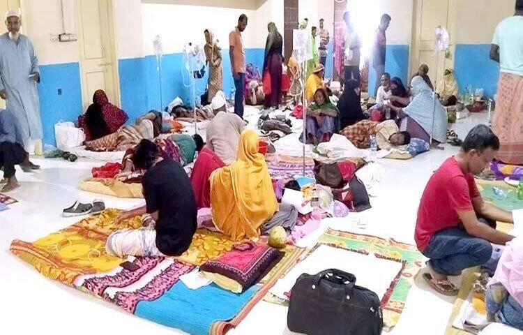 জয়পুরহাট পৌরসভায় ডায়রিয়া আক্রান্তের সংখ্যা বেড়েই চলেছে। এখন পর্যন্ত ১০৩ জনে দাঁড়িয়েছে রোগীর সংখ্যা। হাসপাতালে গড়ে প্রতিদিন ৪০-৫০ জন ডায়রিয়া রোগী ভর্তি হচ্ছেন। গত দুদিনে ভর্তি হয়েছেন ১২৫ জন রোগী। ছবি: আল মামুন